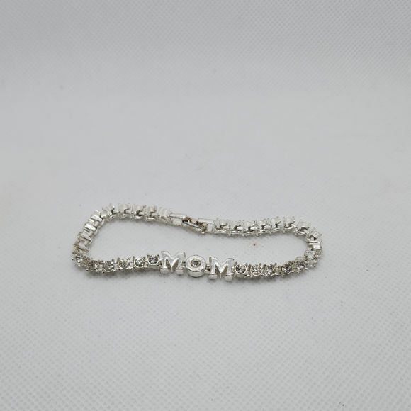 Jewelry - Elegant Silver 'MOM' Bracelet